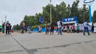 Docentes de Cutral Co y Plaza Huincul se manifestan en la refinería de YPF. (Foto: archivo Andrea Vázquez)
