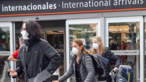 Se restringirá la salida de turistas a países con alta circulación de la nueva cepa de covid-19