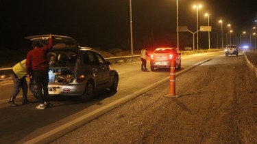 En la ruta 7 se revisan los autos (Centenario digital)