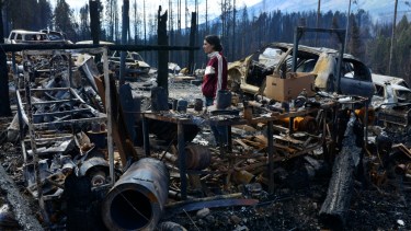 El fuego destruyó todo a su paso la tarde del 9 de marzo pasado y dejó a cientos de familias sin nada en Lago Puelo y El Hoyo. (Foto Alfredo Leiva) 