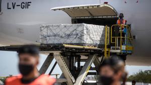 ¿Cómo se van a distribuir las 330.000 vacunas Sputnik V que llegaron el viernes?