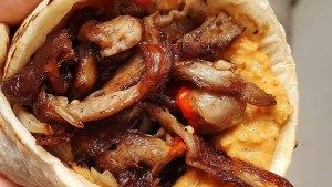 Fajitas o tacos con relleno de hongos en el menú