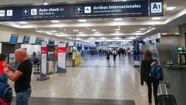 Los científicos piden cerrar las fronteras y aplicar controles más severos sobre quienes entran al país. (Gentileza).-