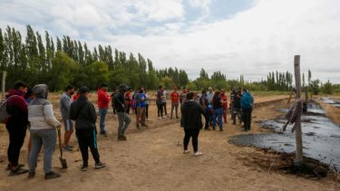 Los ocupantes de las tierras privadas se negaron a abandonar el lugar y se enfrentaron con la policía. Fotos Juan Thomes.
