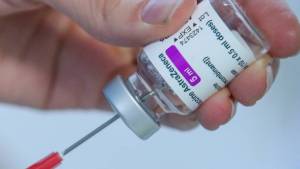 El ente regulador europeo respaldó la vacuna de AstraZeneca: «Sus beneficios superan los riesgos»
