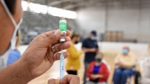 Imagen de Comienzan a vacunar a los docentes de Cipolletti