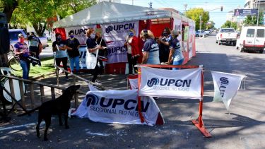 En el 2021, UPCN cumplió con un acampe frente a Casa de Gobierno de Río Negro. Foto: Marcelo Ochoa.