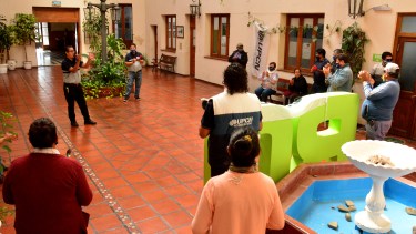 La protesta llegó hasta el Patio Colonial de la Casa de Gobierno en Viedma. Foto: Marcelo Ochoa.