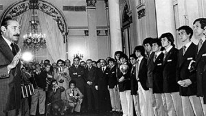 24 de marzo: El día que Maradona llamó «vigilante y botón» a Videla