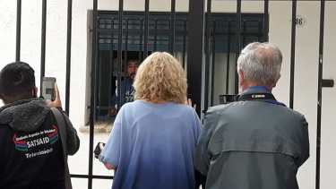 Villar, desde el lugar donde tenía de rehén al defensor, dialoga con la fiscal. (Archivo/César Soria)