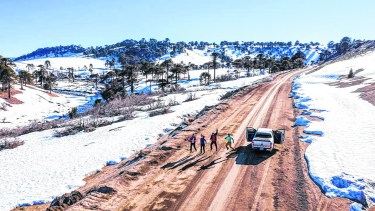 La docuserie recorre los caminos de Pehuenia.  Muestra su belleza y reproduce la voz de su gente.