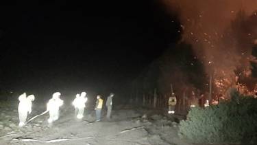 Las maniobras de control y mitigación de las llamas se realizaron durante durante  toda la noche. Foto: Gentileza