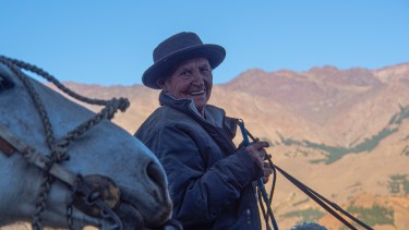 La sonrisa plena de Nélida Martínez de regreso a la invernada de las pariciones tras la veranada en las tierras altas donde las crías se hicieron más fuertes con las pasturas y el agua de deshielo. Faltaban dos días de viaje para llegar. Foto: Ricardo Kleine Samson.  