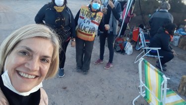La ginecóloga en uno de los piquetes de salud. Foto Facebook ary.perezg