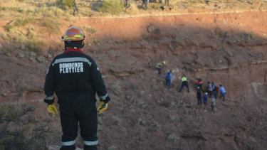 Se utilizaron cuerdas y equipos especiales para el rescate en Plottier. Foto: Gentileza Facebook Bomberos Voluntarios de Plottier.