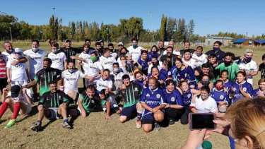 El equipo femenino de Hualas XV tuvo se debut este domingo, en la copa "Derribando Barreras". (Gentileza).-
