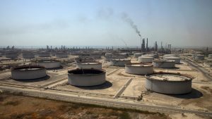 Arabia Saudita en negociaciones para vender una participación de Aramco