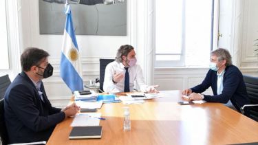 El jefe de Gabinete, Santiago Cafiero (c.), convocó a sus pares de la Ciudad y de la provincia de Buenos Aires, Felipe Miguel (d.) y Carlos Bianco respectivamente, para una reunión de trabajo. Foto: Presidencia/Télam/CBRI.-