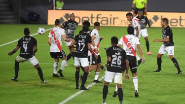 Martínez le da de zurda y marca el gol con que River le gana a Junior en el Monumental. (Foto/Télam)