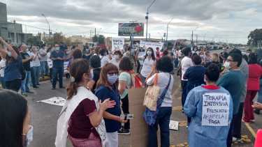 El sector protesta en la Ruta Nacional 22 y Avenida Roca. Fotos: Juan Thomes
