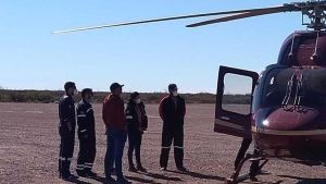Por los piquetes, una petrolera traslada al personal en helicóptero