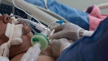 Hay preocupación en los hospitales, ante la posibilidad de tener que seleccionar la atención de pacientes. Foto: Télam.-