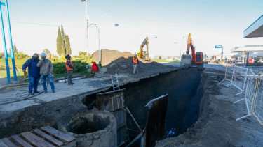 Se realiza el recambio de 370 metros de cañería por donde pasan más de la mitad de los líquidos cloacales. Foto: Juan Thomes