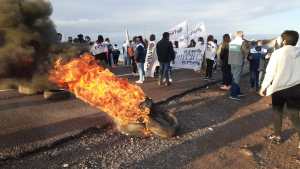 Video: trabajadores de la Salud cortan la Ruta 22 en Chichinales