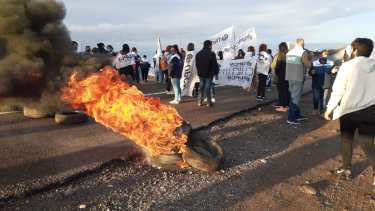 Comenzó el corte de los trabajadores de la Salud sobre la Ruta 22 en Chichinales