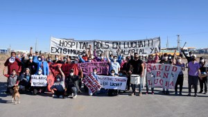 Un día en el piquete que mantiene cercadas las rutas a Vaca Muerta