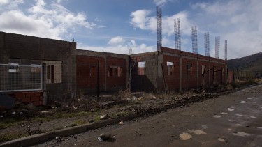 La obra de ampliación de la Escuela 315 de Bariloche quedó paralizada por incumplimientos de la constructora. Foto: Archivo