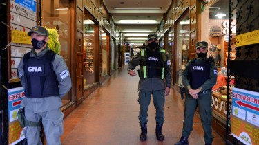 Personal de Gendarmería del Escuadrón 34 Bariloche hizo los allanamientos en el centro de Bariloche. (foto Alfredo Leiva)