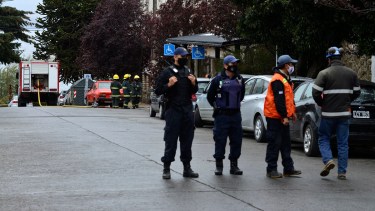 Minutos antes del mediodía, procedieron a la evacuación del edificio de tribunales en Bariloche. Foto: Alfredo Leiva