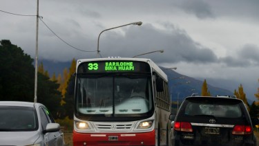La línea 33 que presta Transporte Las Grutas, une Bariloche y Dina Huapi. Archivo