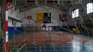 El gimnasio municipal 2 será ahora el depósito de los alimentos que reparte el municipio de Bariloche, para emplazar un vacunatorio en otro gimnasio. Foto: Alfredo Leiva