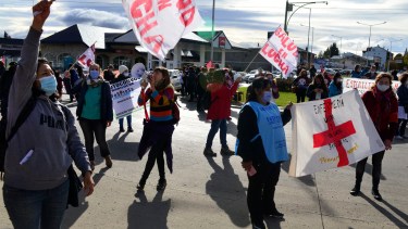 Los trabajadores de la salud cortaron el acceso este a Bariloche durante una hora. Foto: Chino Leiva