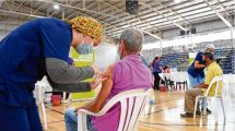 Imagen de Comienzan a vacunar a adultos mayores de 60 años en Cipolletti