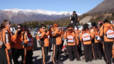 Los contingentes estudiantiles comienzan a llegar a Bariloche el domingo y no tienen garantizado el paseo en la nieve. Archivo