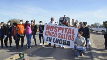 El reclamo de los trabajadores es en la Ruta 151, a la altura de Barda del Medio. (Yamil Regules) 
