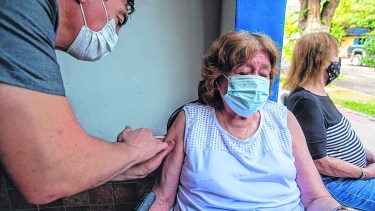 Los adultos mayores de 60 ya empezaron a ser vacunados en Roca. Foto: Juan Thomes