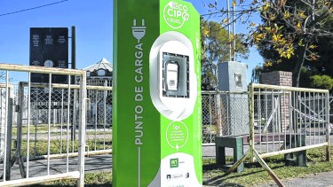 El sistema de carga eléctrica está ubicado sobre calle Fernández Oro.  