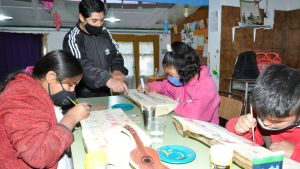 La emocionante historia del artesano que enseña su oficio en una escuela hogar de la Línea Sur