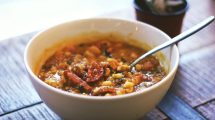 Imagen de Una receta de locro en cinco pasos para festejar el Día del Trabajador