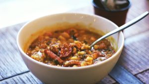 Una receta de locro en cinco pasos para festejar el Día del Trabajador