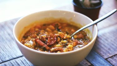 Con la llegada del frío se abre oficialmente la temporada de locro. (Gentileza).-