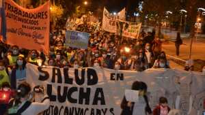 Numerosa marcha de antorchas en Neuquén en apoyo a Salud