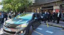Imagen de Tras el último adiós de familiares y amigos, trasladan los restos de Mauro Viale
