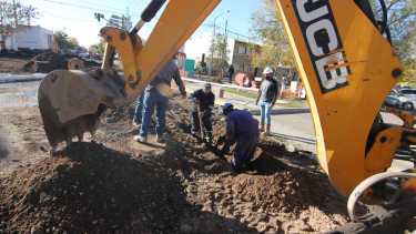 Las máquinas trabajan por tramo, hoy en Avenida Olascoaga entre Fava y Chocón (foto Oscar Livera)