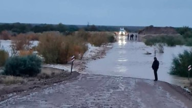 Una nueva crecida del arroyo Nahuel Niyeu mantiene el tránsito interrumpido entre los kilómetros 113 y 116 de la ruta nacional 23 Foto. Gentileza. 
