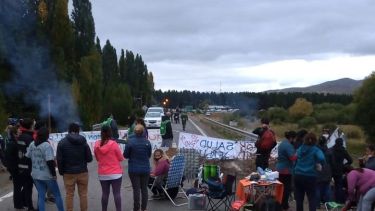En Junín, el corte se ubicó sobre la ruta 40, en el puente del río Chimehuín. (Gentileza).-